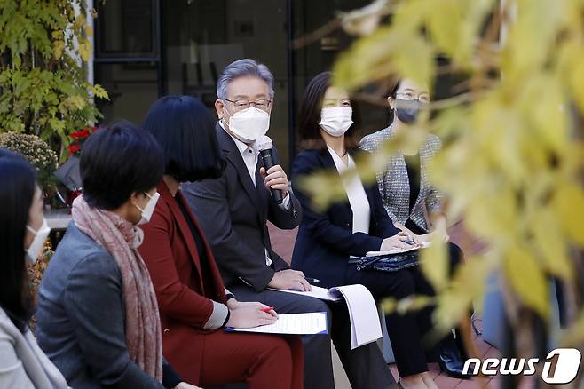 이재명 더불어민주당 대선 후보가 7일 오전 서울 강서구 공립 지적장애 특수학교인 서진학교를 방문해 학부모들과 간담회를 하고 있다. 2021.11.7/뉴스1 © News1 구윤성 기자