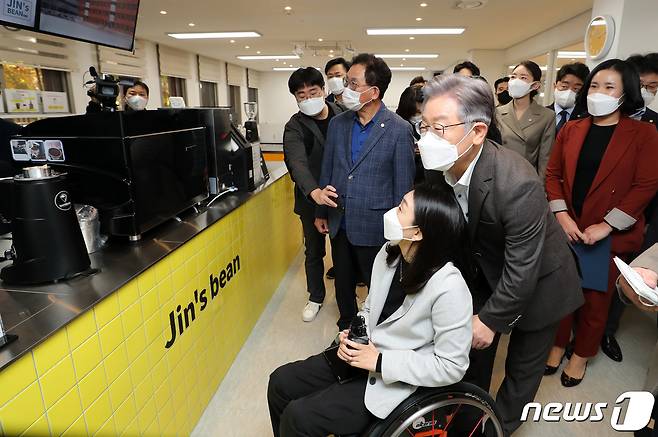 이재명 더불어민주당 대선 후보가 7일 오전 서울 강서구 공립 지적장애 특수학교인 서진학교를 방문해 실습실을 둘러보고 있다. 2021.11.7/뉴스1 © News1 구윤성 기자