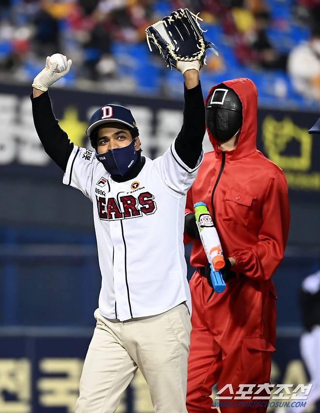 2021 KBO리그 포스트시즌 준플레이오프 2차전 LG 트윈스와 두산 베어스의 경기가 5일 잠실야구장에서 열렸다. 경기 전 드라마 '오징어게임'의 배우 아누팜이 시구를 하고  있다. 잠실=허상욱 기자 wook@sportschosun.com/2021.11.05/