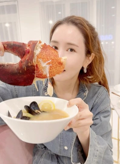 Lee Da-hae posted a picture on his instagram on the 7th with an article entitled I have to eat the food that started again # Mommy # Crab # My Love # Jeju Island.In the photos and videos, Lee Da-hae enjoys eating deliciously with a leg the size of his face, tearing off the leg and saying, Why are you so delicious?Lee Da-haes natural delightful behavior causes laughter. In addition, the photo shows Lee Da-hae, who boasts a unique sense of blue-green fashion.Lee Da-haes sense of fashion with a light blue sweater on his shoulder is eye-catching.Meanwhile, Lee Da-hae has been in public love for seven years with singer Seven in 2016.