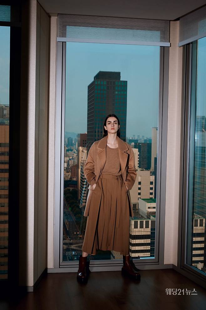 사진 : 쁘렝땅(PRENDANG), 테일러드 칼라에 컬리 무스탕이 더해진 하프 재킷 178만원, 라운드넥 니트 톱 가격미정, 플리츠와 옆트임으로 드라마틱한 실루엣의 퀼로트 팬츠 53만8000원