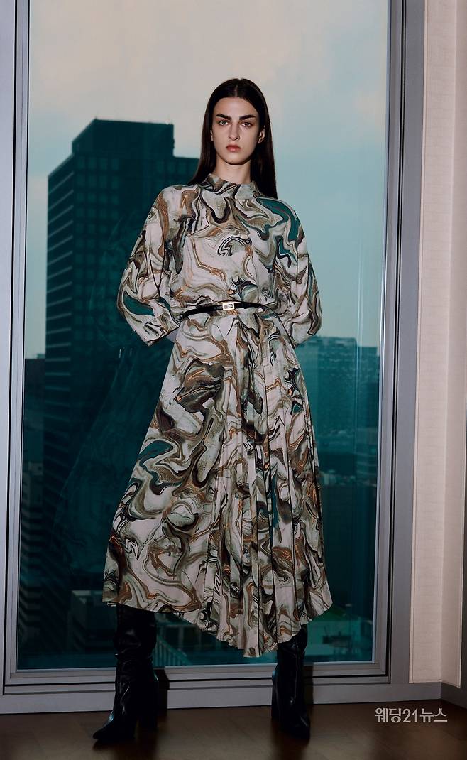 사진 : 쁘렝땅(PRENDANG), 비스코스 소재로 트렌디한 자연 모티브 마블 프린팅 블라우스 63만8000원, 스커트 69만8000원