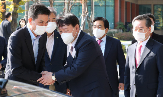 24일 국민의힘 윤석열 대선 경선 후보가 국회 소통관에서 공동선대위원장 및 공정과혁신위원회 위원장 영입 기자회견을 마친 뒤 차량 탑승하며 김태호 공동선대위원장과 인사하고 있다. 사진은 이를 지켜보는 유정복(오른쪽) 공동선대위원장. 국회사진기자단=연합뉴스.