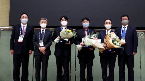 두산연강재단은 지난 6일 서울 홍은동 스위스그랜드호텔에서 '2021 두산연강외과학술상' 시상식을 개최했다. 박용현 두산연강재단 이사장(왼쪽 두번째)이 수상자들과 기념촬영을 하고 있다. 두산연강재단 제공