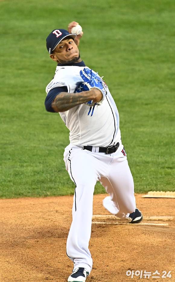 올 시즌 소속팀 두산 베어스 뿐 아니라 KBO리그를 대표하는 좌완선발로 자리매김한 아리엘 미란다는 어깨 부상으로 '가을야구'에서는 개점 휴업 중이다. [사진=정소희 기자]