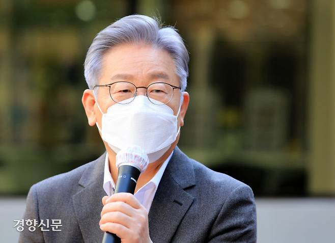 이재명 더불어민주당 대선 후보가 7일 오전 서울 강서구 공립 지적장애 특수학교인 서진학교를 방문해 학부모들과 간담회를 하고 있다.  국회사진기자단