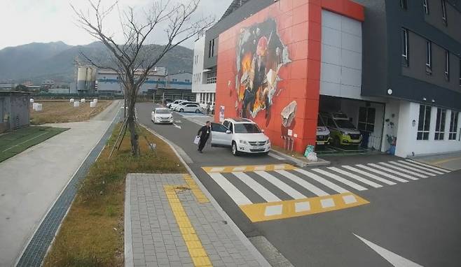 7일 오전 경남 김해 율하119안전센터 앞에 요소수를 기부하는 남성이 차에서 내리고 있다. 경남소방본부 제공.