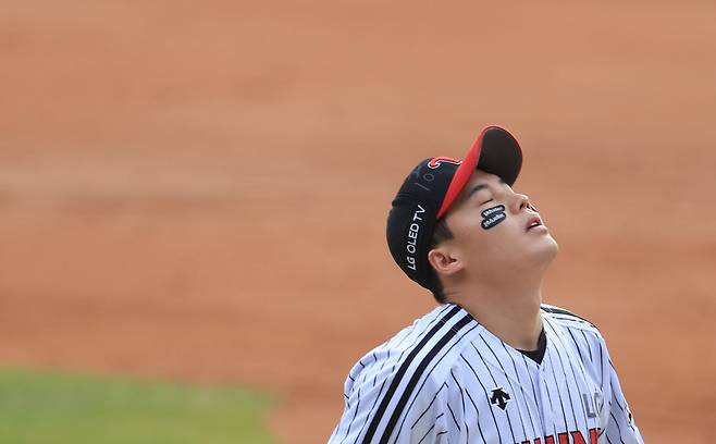 7일 서울 잠실야구장에서 열린 2021 프로야구 KBO 포스트시즌 준플레이오프 3차전 LG트윈스와 두산 베어스의 경기. 3회초 두산 페르난데스에게 2점 홈런을 허용한 뒤 강판된 LG 임찬규가 아쉬운 표정으로 더그아웃으로 향하고 있다. [연합]