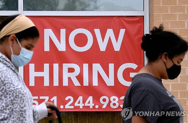 채용공고를 붙인 미국 버지니아주 알링턴의 한 상점 앞을 지나는 여성들 [AFP 연합뉴스 자료사진. 재배포 및 DB 금지]