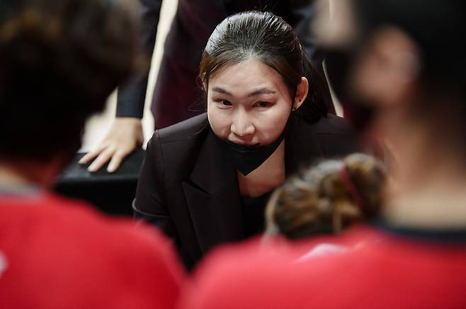 박정은 BNK 감독이 하나원큐를 꺾고 데뷔 첫 승리를 거뒀다. [WKBL 제공]