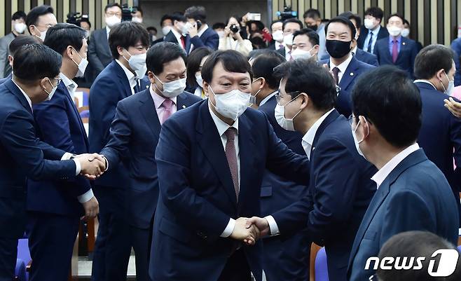 윤석열 국민의힘 대선후보와 이준석 대표가 8일 서울 여의도 국회에서 열린 국민의힘 현안 관련 보고에 의원들의 박수를 받으며 입장하고 있다. 2021.11.8/뉴스1 © News1 이동해 기자