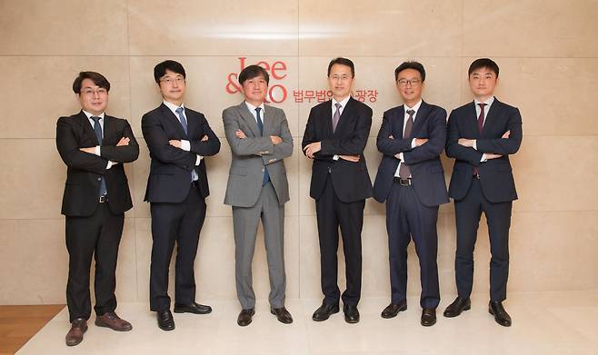 서울 중구 법무법인 광장에서 왼쪽부터 장한결 변호사(제7회 변호사시험), 강세영 변호사(제1회 변호사시험), 설동근 변호사(연수원 30기), 진창수 변호사(연수원 21기), 송현석 변호사(연수원 34기), 엄윤령 변호사(제5회 변호사시험)가 포즈를 취하고 있다./ 고운호 기자