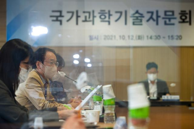 염한웅 국가과학기술자문회의 부의장이 지난달 12일 서울 종로구 광화문교보빌딩 국가과학기술자문회의 대회의실에서 열린 제18회 국가과학기술자문회의 심의회의를 주재하고 있다. 뉴스1