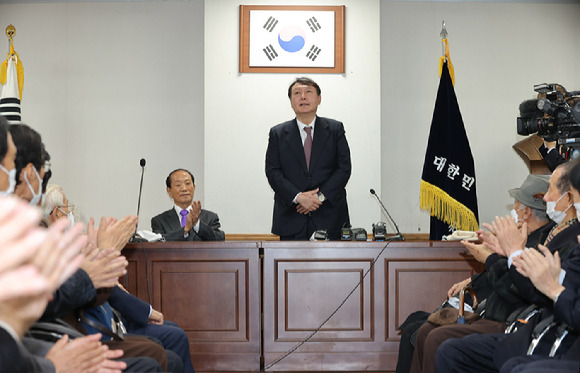 윤석열 국민의힘 대선 후보가 8일 서울 여의도 국회 헌정회를 예방해 인사말하고 있다. (공동취재사진) [사진=뉴시스]