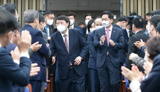 윤석열 국민의힘 대선 후보(가운데 악수하는 인물)가 8일 국회에서 열린 현안 관련 보고를 위한 의원총회에 참석, 의원들과 인사를 나누고 있다. 2021.11.8 임현동 기자