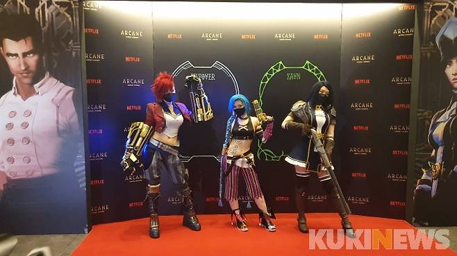 CGV 용산 아이파크몰에서 코스프레 쇼를 진행한 스파이럴캣츠. 사진=강한결 기자