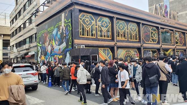 아케인 팝업 스토어 전시가 진행되는 서울 성수동 카페 쎈느.&nbsp; &nbsp;사진=강한결 기자