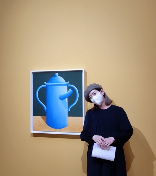 Actor Sung Yu-ri, 40, from Group Finkle, revealed a beautiful D line.Sung Yu-ri posted a number of photos on his instagram on the 8th without any comment.The photo released showed Sung Yu-ri on an exhibition outing; he showed off his elegant vibe in a beret and black dress.Sung Yu-ri, who holds a paper and watches the exhibition, caught the eye by revealing the D line slightly.Recently Sung Yu-ri announced the news of her twin pregnancy: Married to her 40-year-old professional golfer Ahn Sung-hyun in 2017, she is in the midst of preparing to welcome her new family in four years.