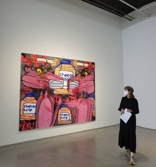 Actor Sung Yu-ri, 40, from Group Finkle, revealed a beautiful D line.Sung Yu-ri posted a number of photos on his instagram on the 8th without any comment.The photo released showed Sung Yu-ri on an exhibition outing; he showed off his elegant vibe in a beret and black dress.Sung Yu-ri, who holds a paper and watches the exhibition, caught the eye by revealing the D line slightly.Recently Sung Yu-ri announced the news of her twin pregnancy: Married to her 40-year-old professional golfer Ahn Sung-hyun in 2017, she is in the midst of preparing to welcome her new family in four years.