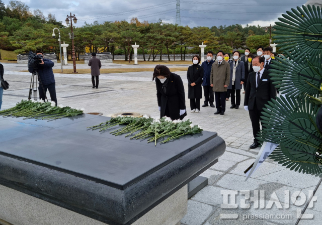 ▲ 심상정 정의당 대선후보가 8일 광주 5.18 국립 묘지를 찾아 헌화하고 묵념을 하고 있다. ⓒ 김행하 기자