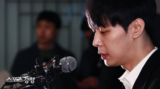 가수 출신 박유천이 2019년 4월 서울 중구 프레스센터에서 황하나씨 마약 수사와 관련해 기자회견을 열고 자신의 결백을 주장하고 있다. 이선명 기자 57km@kyunghyang.com