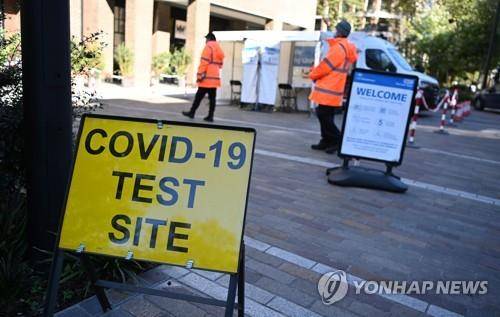 영국의 코로나 테스트 안내판 [EPA=연합뉴스 자료사진]