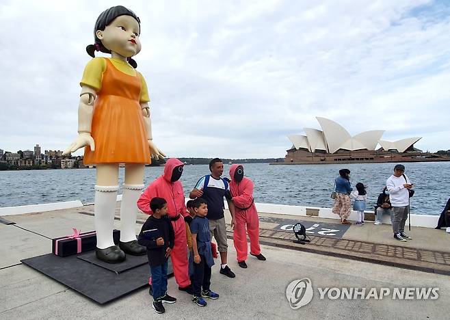 호주 시드니에 등장한 오징어게임 캐릭터  [연합뉴스 자료사진]