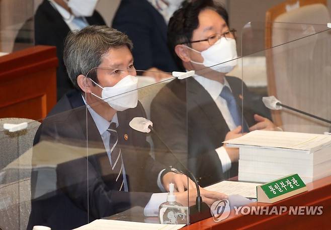 답변하는 이인영 통일부 장관 (서울=연합뉴스) 하사헌 기자 = 이인영 통일부 장관이 8일 오전 서울 여의도 국회에서 열린 예산결산특별위원회 종합정책질의에서 의원 질의에 답변하고 있다. 2021.11.8 [국회사진기자단] toadboy@yna.co.kr