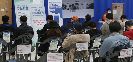 서울 광진구 뚝섬로 광진구 코로나19 백신 예방 접종센터에서 접종을 마친 시민들이 이상반응 모니터 구역에서 대기하고 있다. 사진=뉴스1