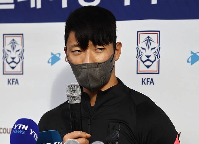 대한민국 축구 국가대표 황희찬이 2022 FIFA 카타르 월드컵 아시아 최종예선을 앞두고 8일 경기 파주트레이닝센터(NFC)에서 열린 소집훈련에 앞서 인터뷰를 하고 있다. (파주=연합뉴스)