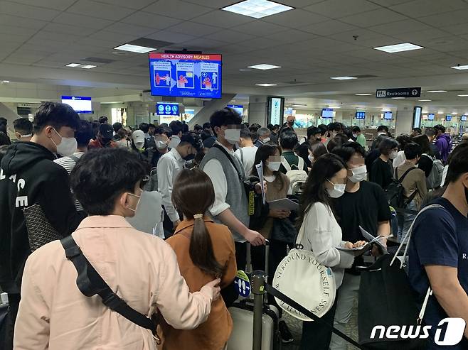 지난 8일 오전 1시께(현지시간) 괌 국제공항의 입국심사 대기 줄. 대부분 신혼여행객들이다. © 뉴스1 윤슬빈 기자.