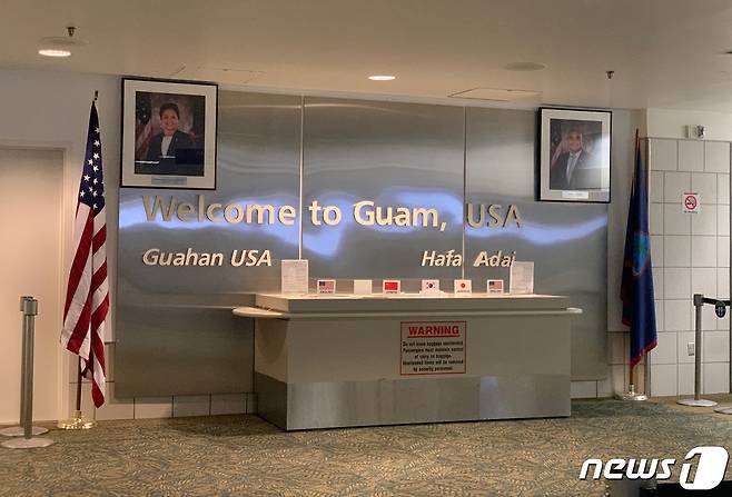 괌 입국심사 제출 서류 작성 공간 © 뉴스1 윤슬빈 기자