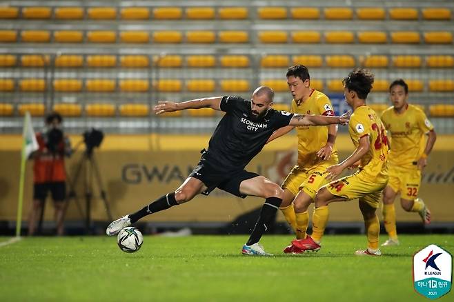 성남FC와 광주FC의 경기 모습(한국프로축구연맹 제공)© 뉴스1