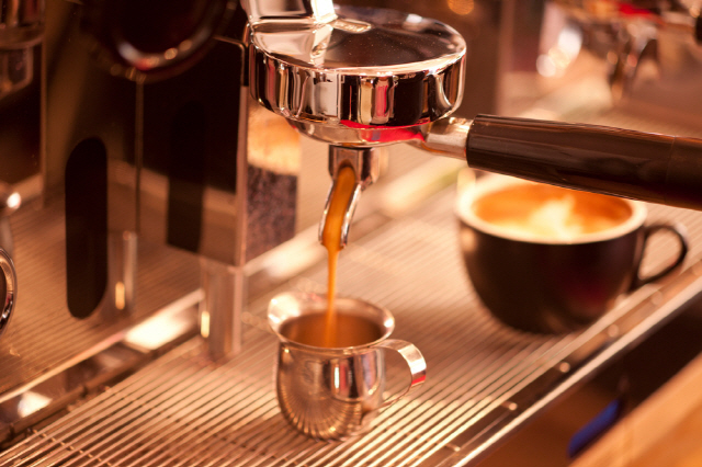 에스프레소는 신속하고 강한 압력으로 추출한 소량의 커피다./사진=클립아트코리아