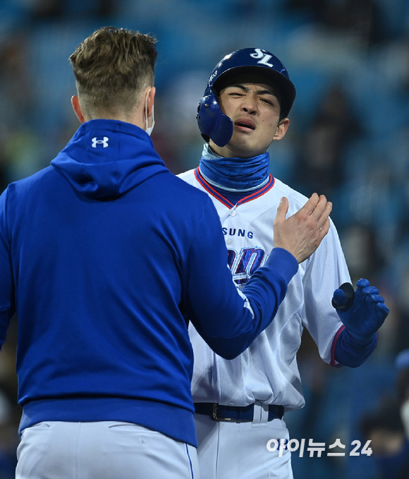 9일 오후 대구삼성라이온즈라이온즈파크에서 '2021 신한은행 SOL KBO리그' 삼성 라이온즈와 두산 베어스의 플레이오프 1차전이 진행됐다. 삼성 구자욱이 9회말 1사 솔로홈런을 터뜨리고 뷰캐넌과 포옹을 하고 있다. [사진=김성진 기자]