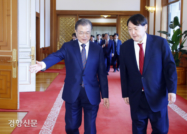 윤석열 국민의힘 대선후보가 2019년 7월25일 검찰총장 임명장 수여식을 마친 뒤 문재인 대통령과 함께 환담장으로 이동하고 있다. 청와대 사진기자단