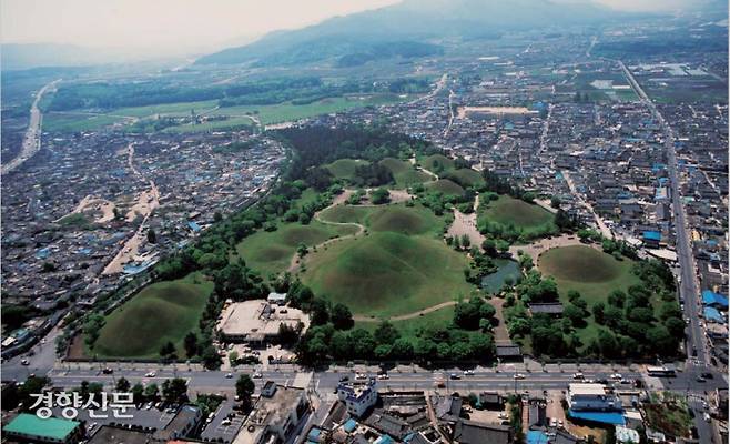 신라의 천년고도 경주 한복판에 조성된 왕릉묘역(대릉원). 이곳에서는 신라 마립간 시대를 풍미한 화려한 황금유물들이  묻혀있다.|국립경주박물관 제공
