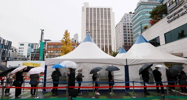 서울 강남구 보건소 감염병관리센터 코로나19 선별진료소에서 9일 시민들이 검사를 위해 차례를 기다리고 있다. 연합뉴스