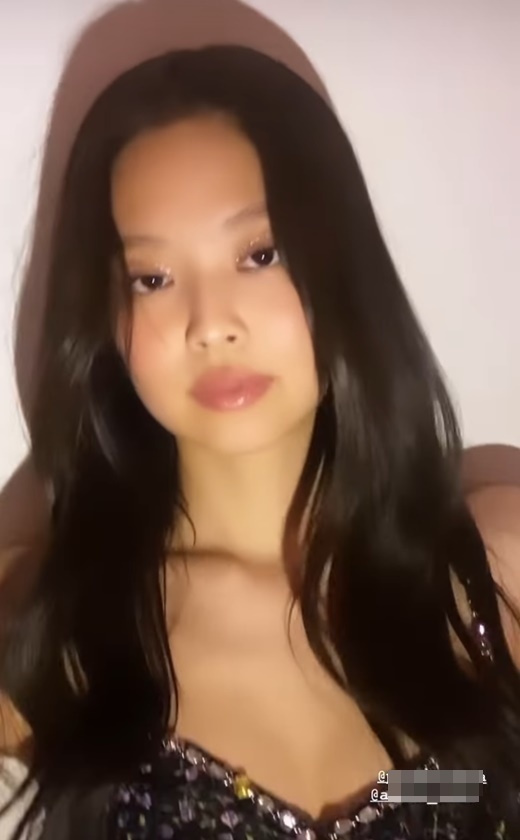 Group BLACKPINK member Jenny Kim (real name Kim and 25) showed off her beautiful figure.Jenny Kim posted photos and videos on her Instagram story on the 9th.He is currently staying at United States of America Los Angeles.The video released showed Jenny Kim, who wore a colorful black saw and created a fascinating atmosphere, and he drew attention with his right shoulder and slim waistline.Especially in the ensuing photo, Jenny Kim, who also boasts shiny ceramic skin. The lovely atmosphere and impeccable beauty warmed the fan.Jenny Kim attended the LACMA Art + Film Gala (Lakma Art Film Gala Rizzatto) event at the United States of America Los Angeles County Museum of Art on the 6th (local time).LACMA Art + Film Gala Rizzatto is an annual event to raise funds for the expansion of film programs. It is a place where many celebrities attend each year and select artists who have contributed to the development of culture and arts.Meanwhile, Jenny Kim is on schedule after leaving for United States of America on March 24.