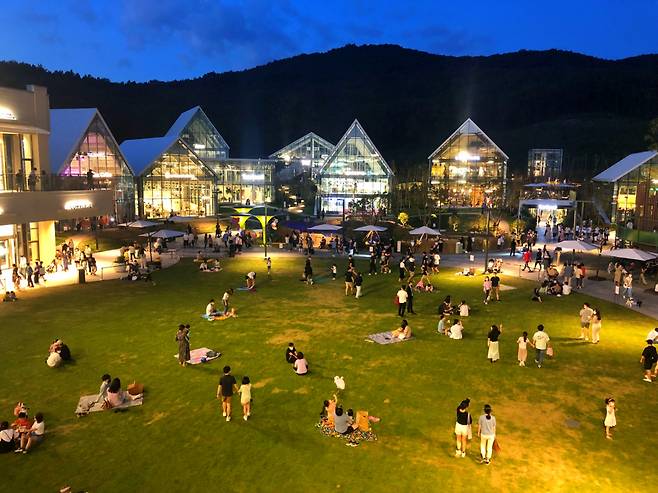 글로우서울은 경기 의왕시 학의동에 위치한 롯데프리미엄아울렛 타임빌라스 공간 기획에도 참여했다. 타임빌라스를 방문한 고객들의 모습.[롯데쇼핑 제공]