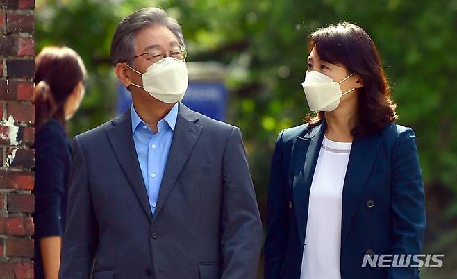 [광주=뉴시스] 류형근 기자 = 더불어민주당 대선 주자인 이재명 경기지사와 부인 김혜경씨가 18일 오후 광주 남구 한 미혼모시설을 방문한 뒤 나란히 나오고 있다. 2021.09.18. hgryu77@newsis.com