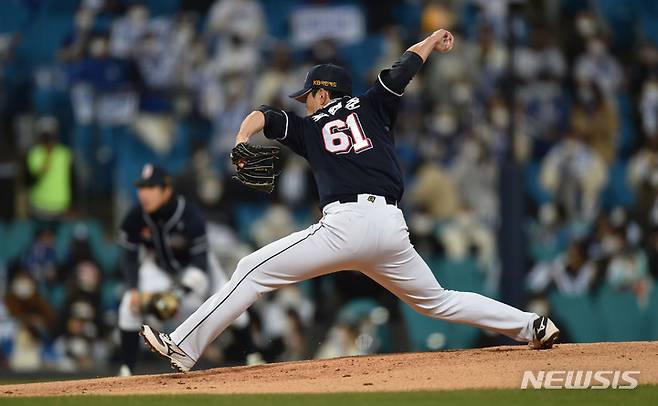 [대구=뉴시스] 이무열 기자 = 9일 오후 대구 수성구 삼성라이온즈파크에서 열린 2021 KBO 포스트시즌 플레이오프 두산 베어스와 삼성 라이온즈의 1차전 경기, 1회말 두산 선발투수 최원준이 역투하고 있다. 2021.11.09. lmy@newsis.com