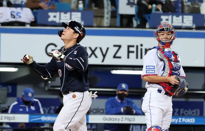 '희비 갈린 포수' 9일 대구 삼성라이온즈파크에서 열린 2021 프로야구 KBO 포스트시즌 플레이오프 1차전 삼성 라이온즈와 두산 베어스의 경기. 9회초 두산 박세혁이 솔로 홈런을 친 뒤 환호하고 있다. 연합뉴스