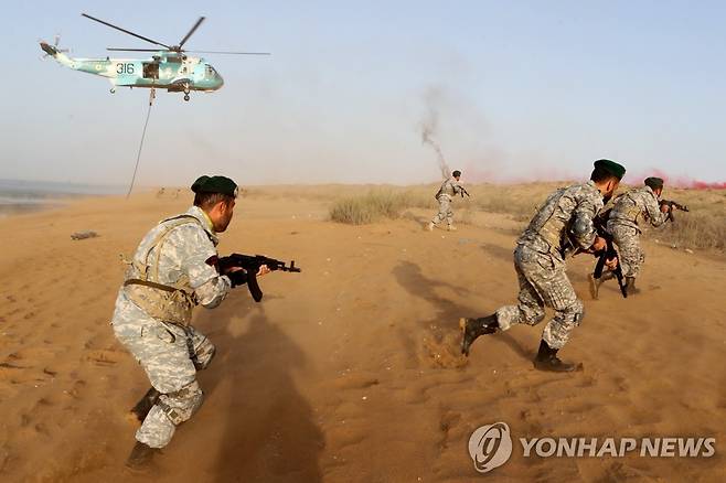 이란, 호르무즈 해협 일대서 대규모 군사 훈련 (로이터=연합뉴스) 7일(현지시간) 이란 남부 호르무즈 해협 일대에서 이란군이 군사 훈련을 벌이고 있다. 2021.11.9 photo@yna.co.kr [이란군 제공. 재판매 및 DB 금지]