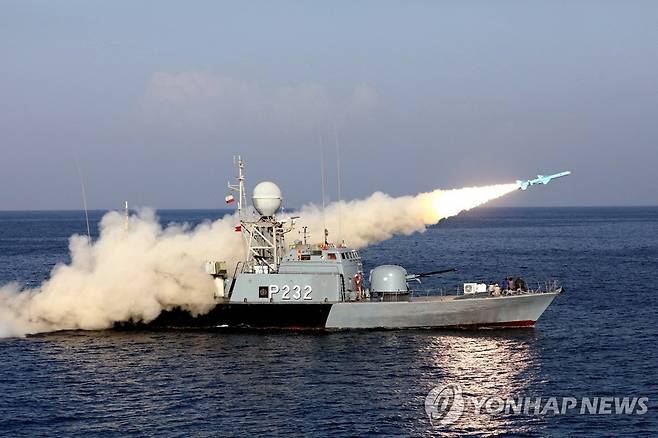 미사일 발사하는 이란 군함 (AFP=연합뉴스) 8일(현지시간) 이란 남부 호르무즈 해협 일대에서 이란군이 군사 훈련을 벌이고 있다. 2021.11.9 photo@yna.co.kr [이란군 제공. 재판매 및 DB 금지]