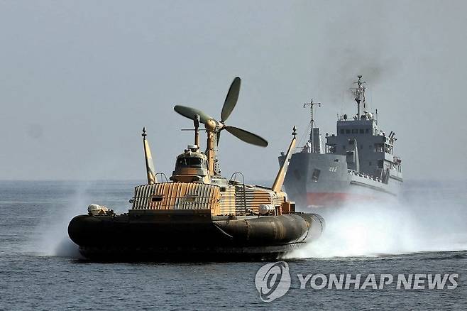 대규모 군사 훈련하는 이란군 (AFP=연합뉴스) 9일(현지시간) 이란 남부 호르무즈 해협 일대에서 이란군이 군사 훈련을 벌이고 있다. 2021.11.9 photo@yna.co.kr [이란군 제공. 재판매 및 DB 금지]