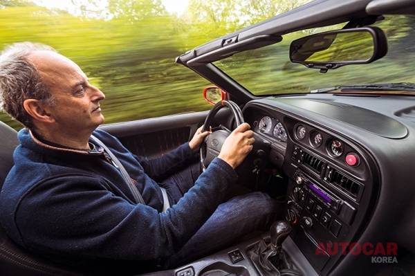 섀시는 놀라울 정도로 정확하고 엔진은 부적절하게 느껴지지 않으며, 실내는 로터스 버전보다 낫게 조립됐다