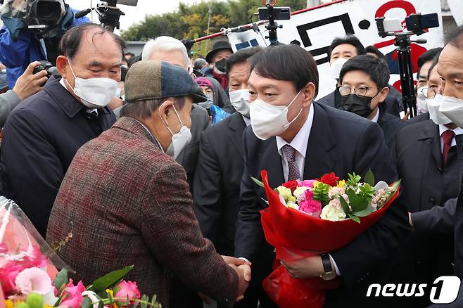 윤석열 국민의힘 대선후보가 10일 오후 전남 화순군 도곡면 故 홍남순 변호사 생가를 찾아 유족 등과 인사하고 있다. 2021.11.10/뉴스1 © News1 황희규 기자