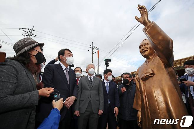 윤석열 국민의힘 대선후보가 10일 오후 전남 화순군 도곡면 故 홍남순 변호사 생가를 방문해 동상을 바라보고 있다.2021.11.10/뉴스1 © News1 황희규 기자