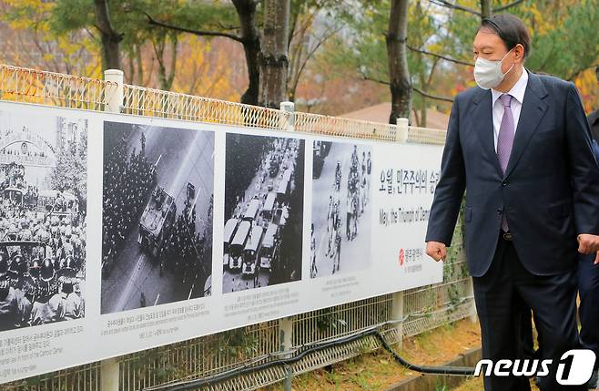 윤석열 국민의힘 대선 후보가 10일 오후 5·18민주화운동 사적지인 광주 서구 5·18자유공원 내에 설치된 오월 민주주의 승리 전시물을 살피고 있다. 2021.11.10/뉴스1 © News1 이수민 기자